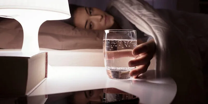 Uống nước ấm từng ngụm nhỏ trước khi ngủ có thể giúp làm dịu cổ họng khô rát và giảm cảm giác muốn ho.