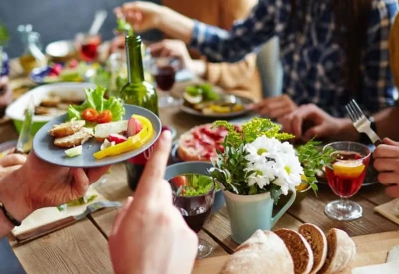 Ăn tối nhẹ, tránh đồ cay nóng, nhiều dầu mỡ và không nằm ngay sau khi ăn có thể giúp giảm ho liên quan đến trào ngược.