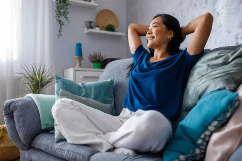 Nghỉ ngơi đúng cách giúp cơ thể giảm mệt mỏi và phục hồi tốt hơn trong những ngày kinh nguyệt kéo dài.