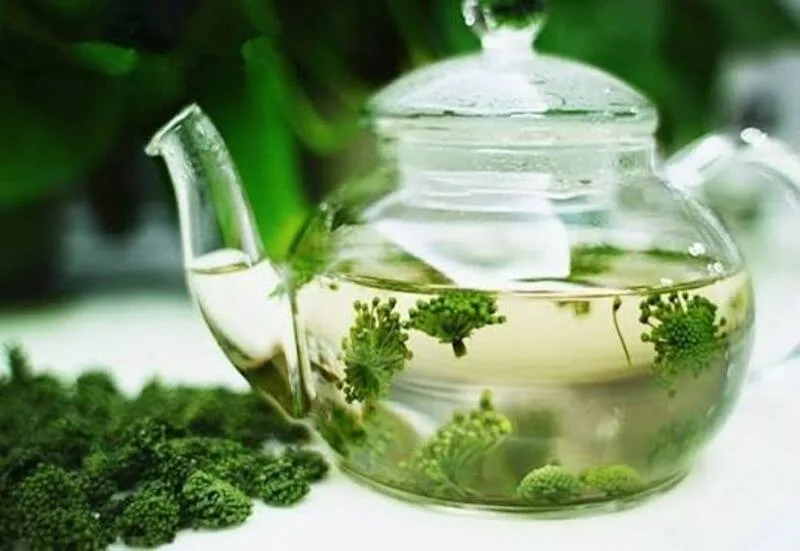 Không nên dùng nhiều loại nước lá cùng lúc hoặc thay thế thuốc điều trị bằng các mẹo chưa được kiểm chứng.