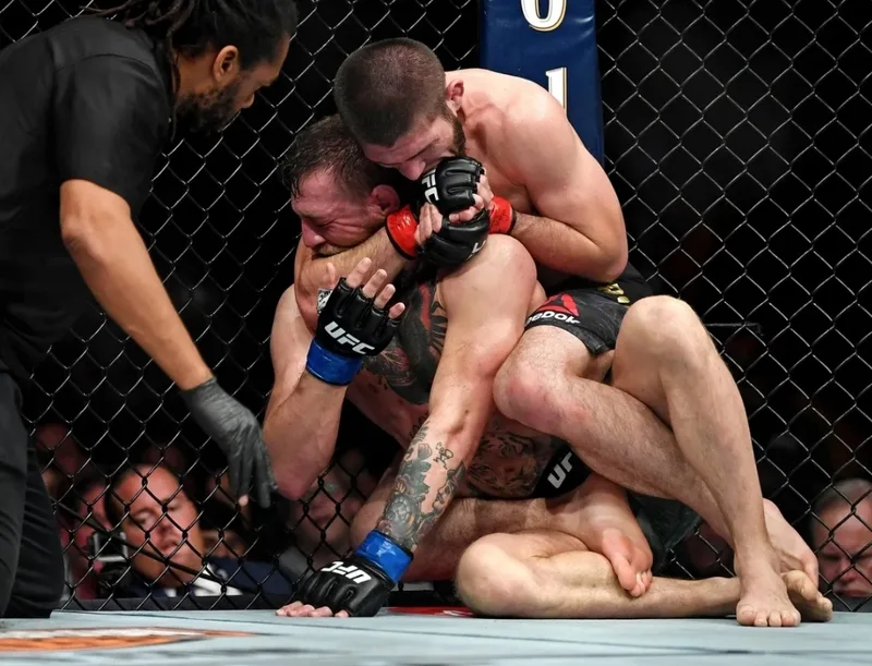 Một trận MMA có thể kết thúc bằng knockout, submission, điểm số trọng tài hoặc quyết định dừng trận vì lý do an toàn.