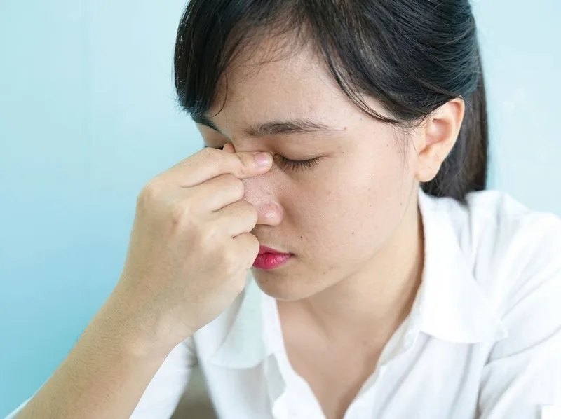 Massage nhẹ vùng mũi có thể giúp thư giãn và giảm cảm giác khó chịu.